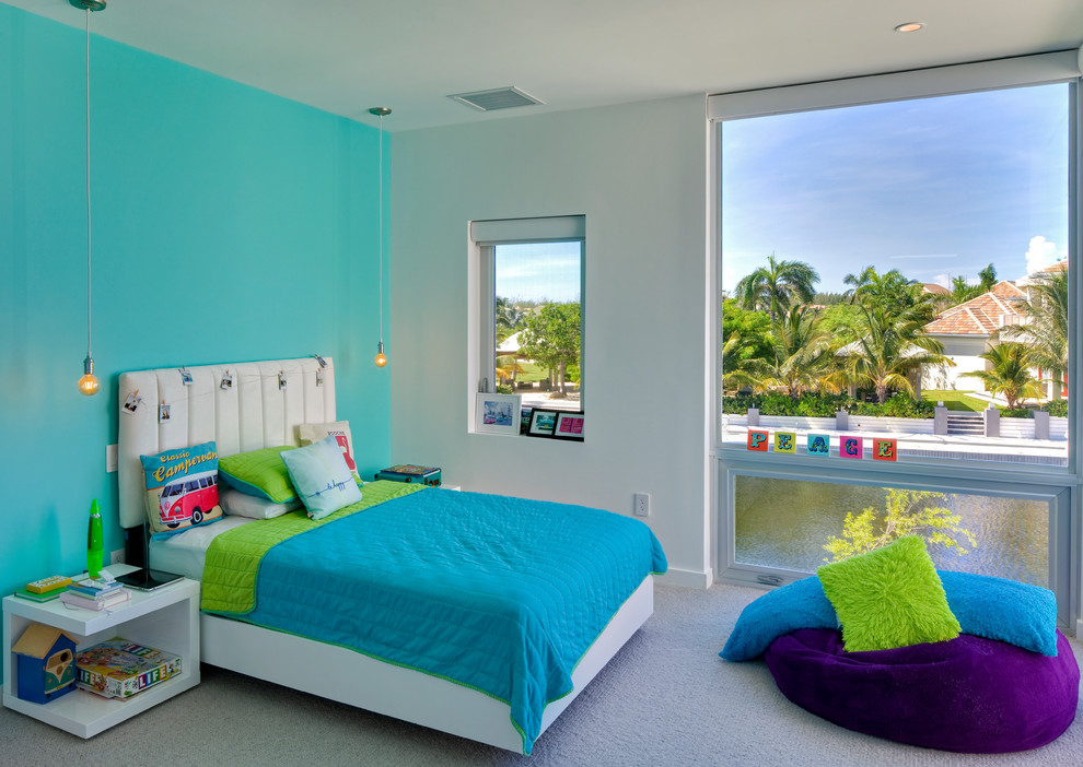Diseño de dormitorio infantil de 4 a 10 años contemporáneo con paredes blancas, moqueta y suelo beige