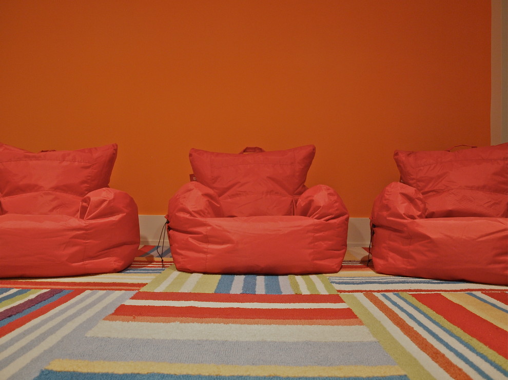 Immagine di una stanza dei giochi classica con pareti arancioni