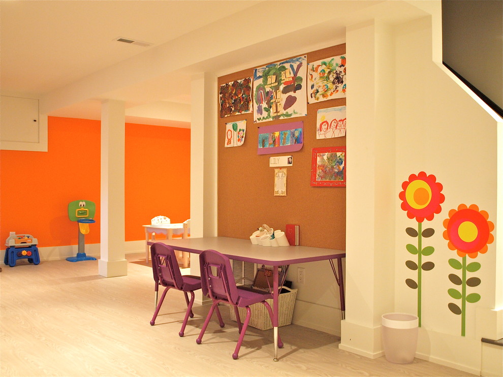Ispirazione per una stanza dei giochi classica con pareti multicolore