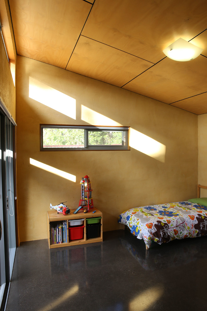 Свежая идея для дизайна: маленькая детская в современном стиле с спальным местом, желтыми стенами и бетонным полом для на участке и в саду, ребенка от 4 до 10 лет, мальчика - отличное фото интерьера