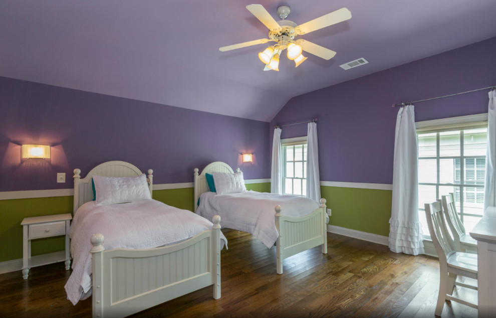 Esempio di una cameretta per bambini american style di medie dimensioni con pareti viola e pavimento in legno massello medio