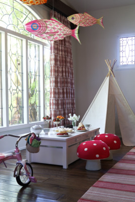 Cette image montre une chambre d'enfant traditionnelle.