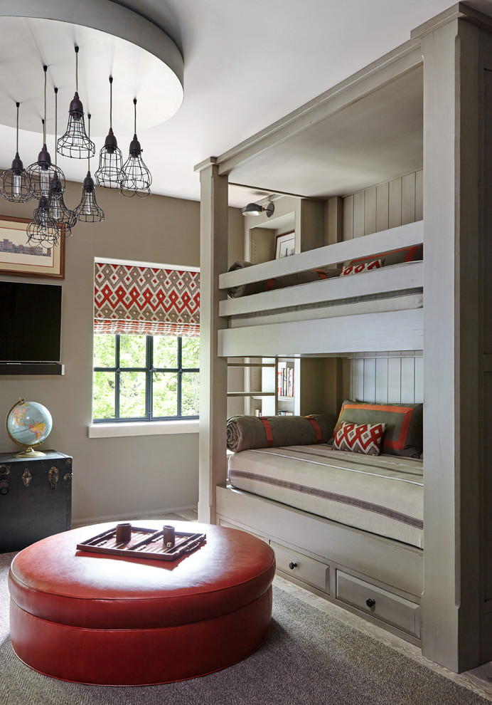 Imagen de dormitorio infantil de 4 a 10 años clásico renovado de tamaño medio con paredes marrones y suelo beige