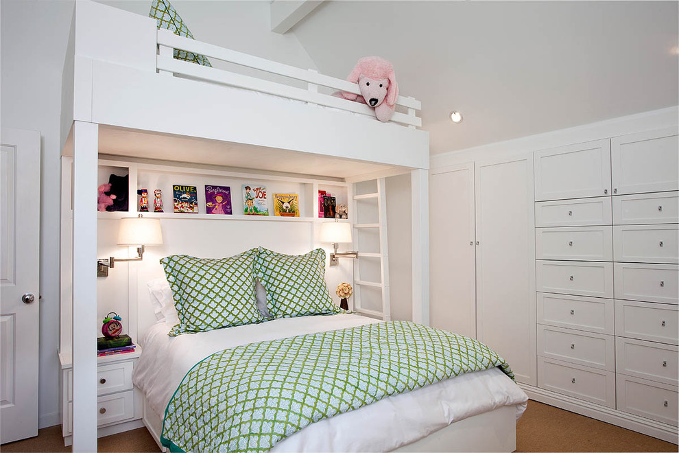 Inspiration pour une chambre d'enfant traditionnelle avec un mur blanc et un lit superposé.