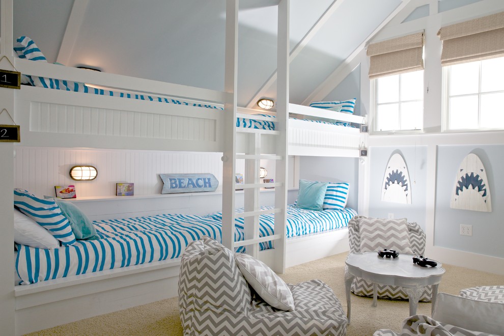 Maritim inredning av ett könsneutralt barnrum kombinerat med sovrum och för 4-10-åringar, med blå väggar och heltäckningsmatta