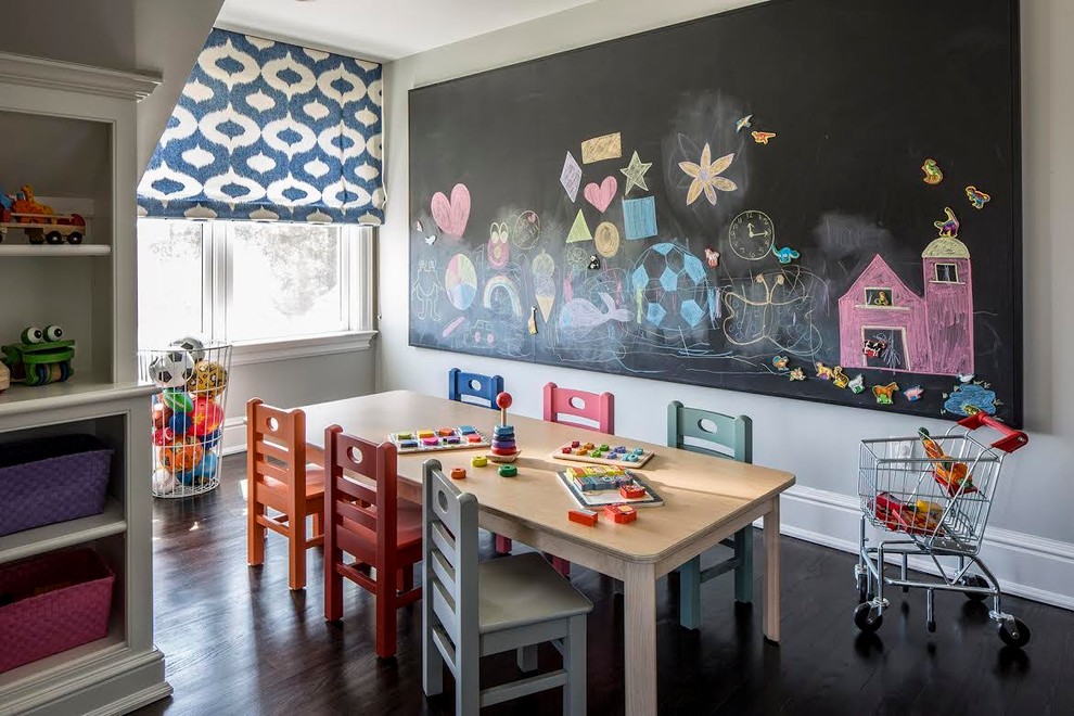 Mittelgroßes, Neutrales Klassisches Kinderzimmer mit Spielecke, weißer Wandfarbe und dunklem Holzboden in New York