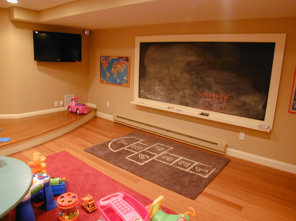 Neutrales Klassisches Kinderzimmer mit Spielecke, beiger Wandfarbe und hellem Holzboden in Boston