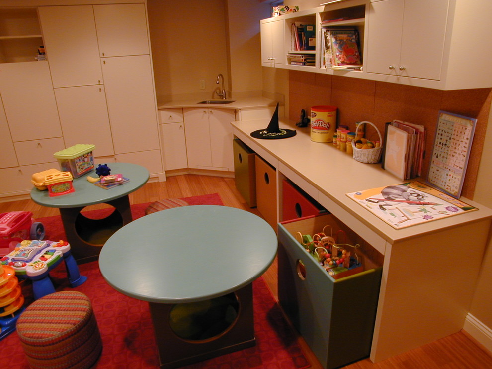 Cette photo montre une chambre d'enfant chic.