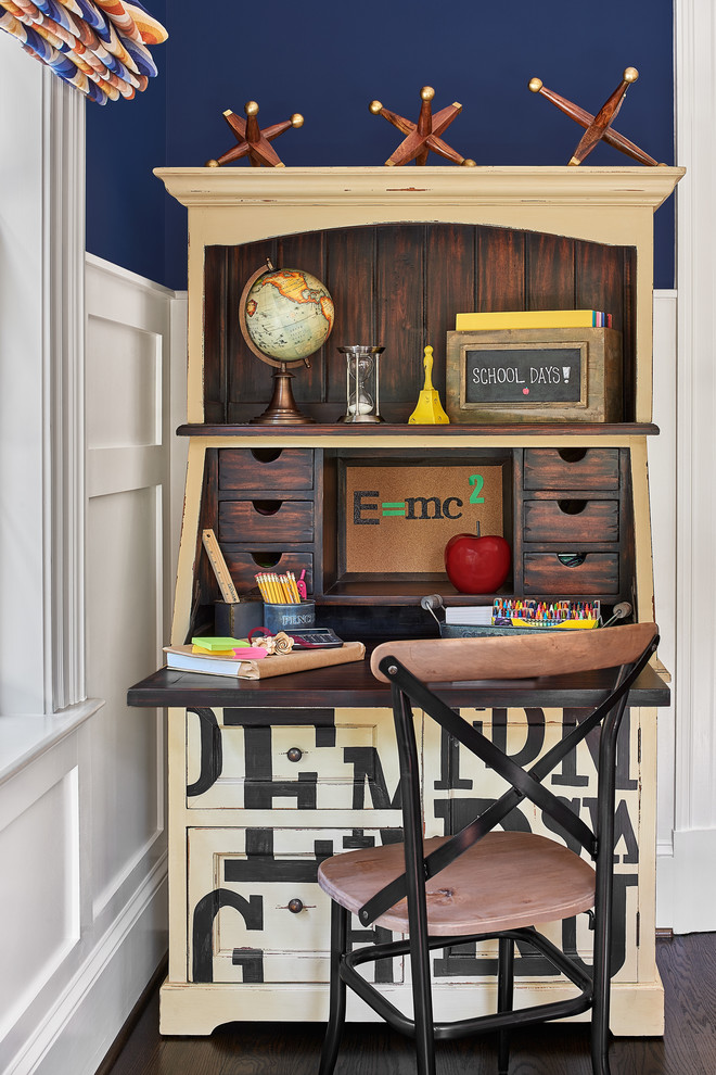 Diseño de habitación infantil unisex de 4 a 10 años clásica de tamaño medio con escritorio, paredes azules, suelo de madera oscura y suelo marrón