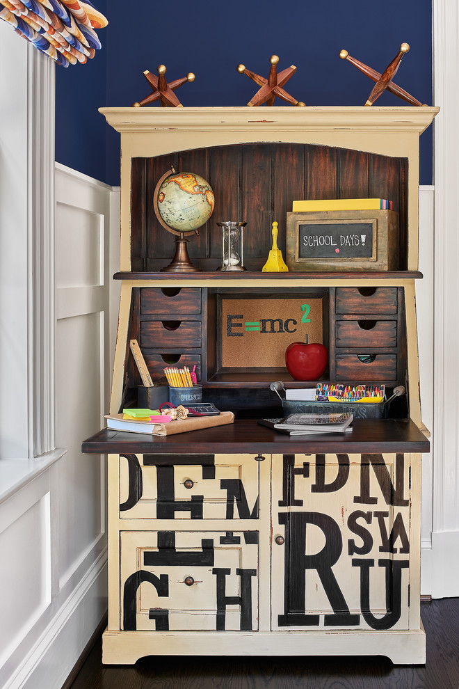 Idéer för mellanstora vintage barnrum kombinerat med skrivbord, med blå väggar och mörkt trägolv