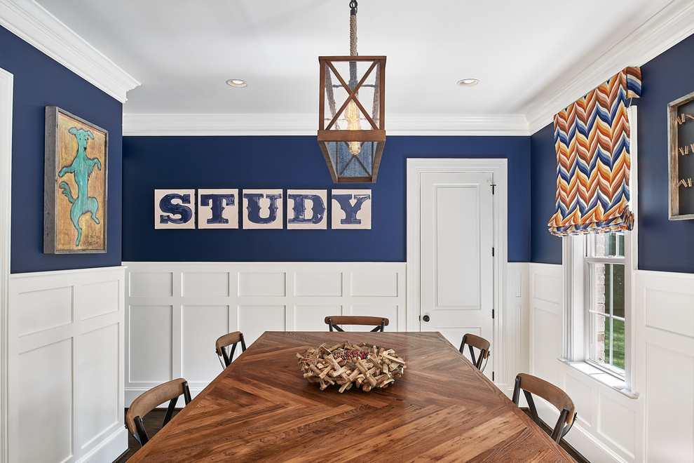 Imagen de habitación infantil unisex tradicional de tamaño medio con escritorio, paredes azules y suelo de madera oscura