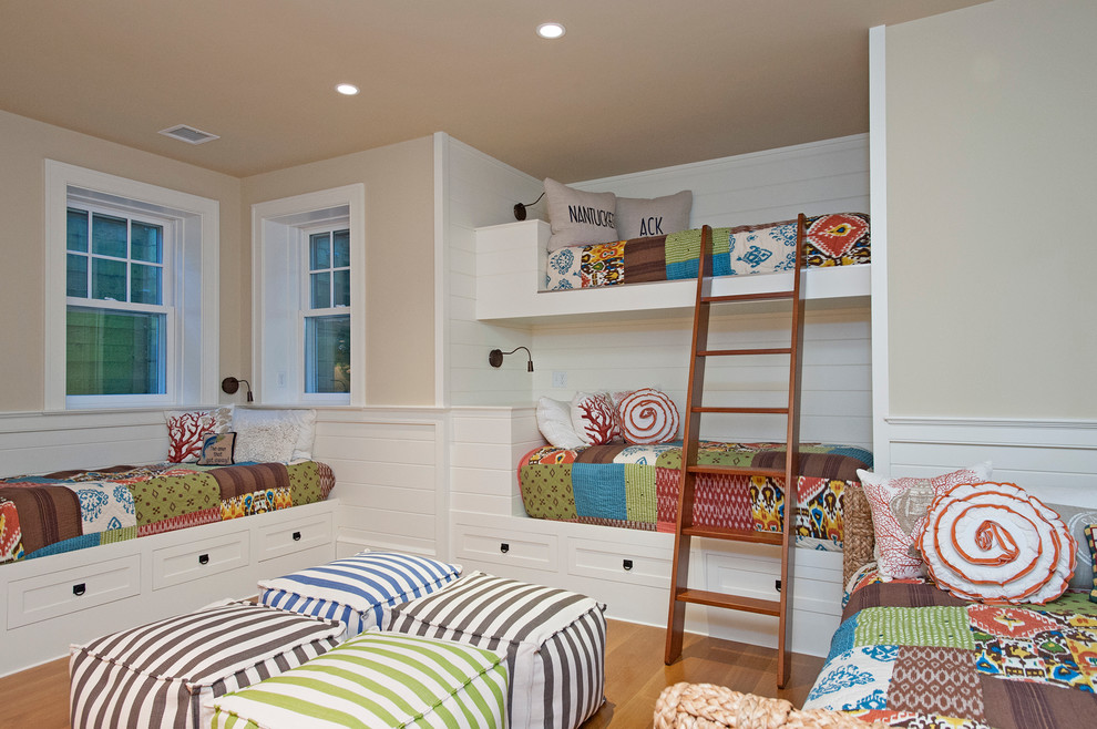 Idee per una cameretta per bambini chic di medie dimensioni con pareti beige e pavimento in legno massello medio