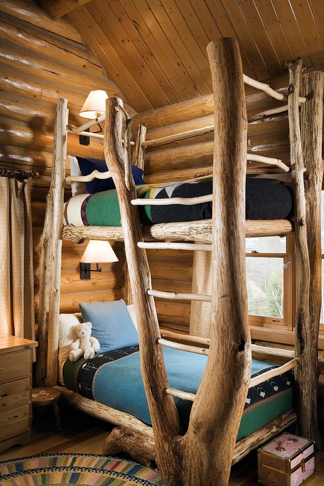 Inspiration pour une chambre d'enfant de 4 à 10 ans chalet avec un sol en bois brun et un lit superposé.