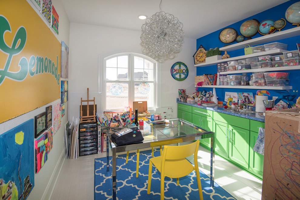 На фото: нейтральная детская с игровой среднего размера в стиле фьюжн с разноцветными стенами, полом из керамической плитки и серым полом для ребенка от 4 до 10 лет с