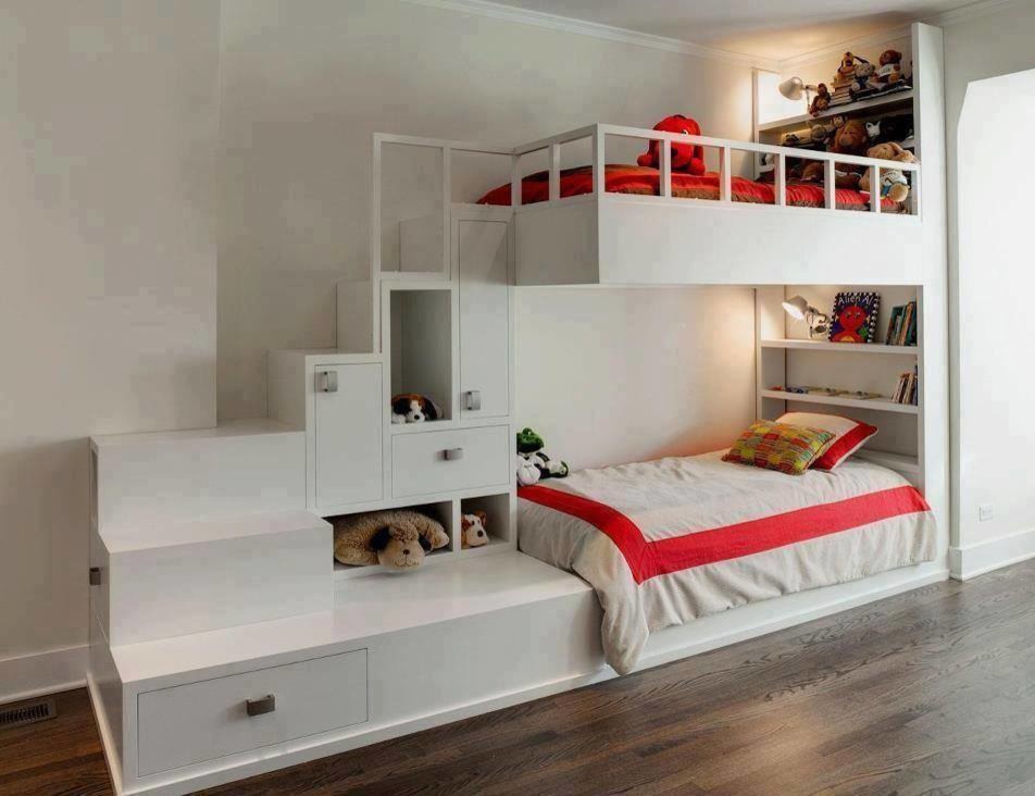 Klassisk inredning av ett mellanstort könsneutralt barnrum kombinerat med sovrum och för 4-10-åringar, med vita väggar, mörkt trägolv och brunt golv
