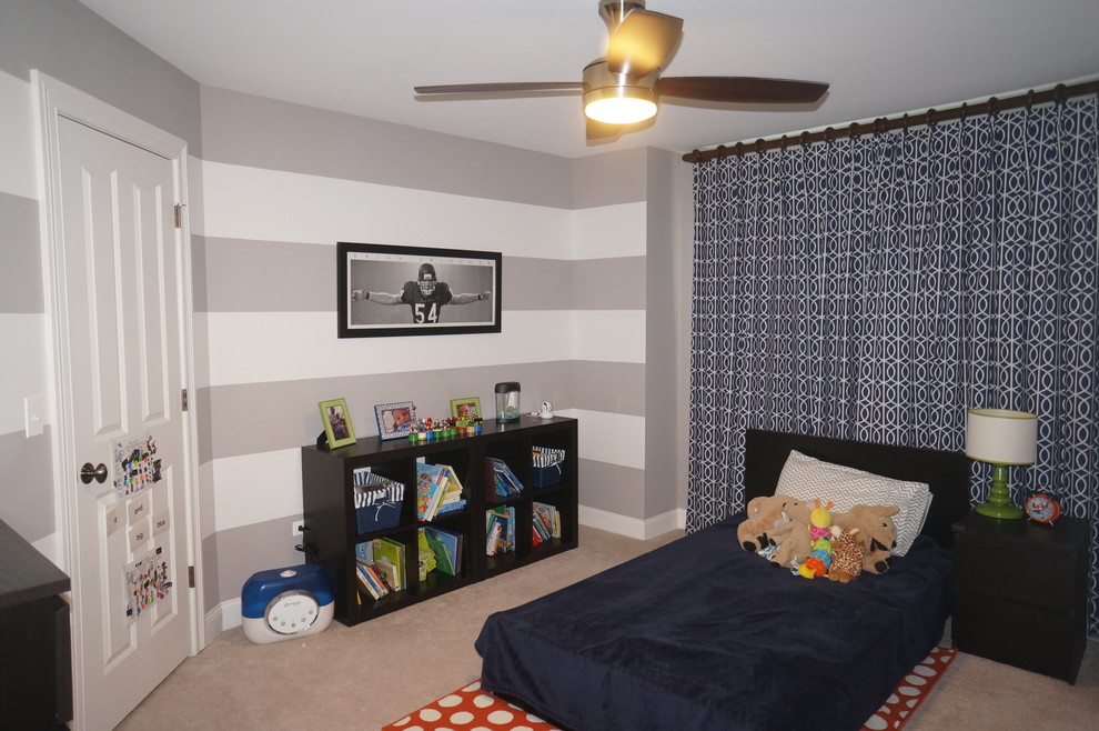 Foto på ett mellanstort amerikanskt pojkrum kombinerat med sovrum och för 4-10-åringar, med grå väggar och heltäckningsmatta