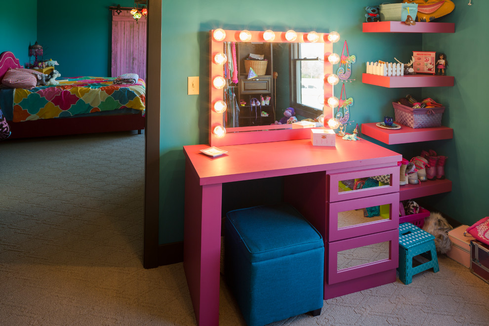 シンシナティにある高級な小さなシャビーシック調のおしゃれな子供部屋 (青い壁、カーペット敷き、ティーン向け) の写真