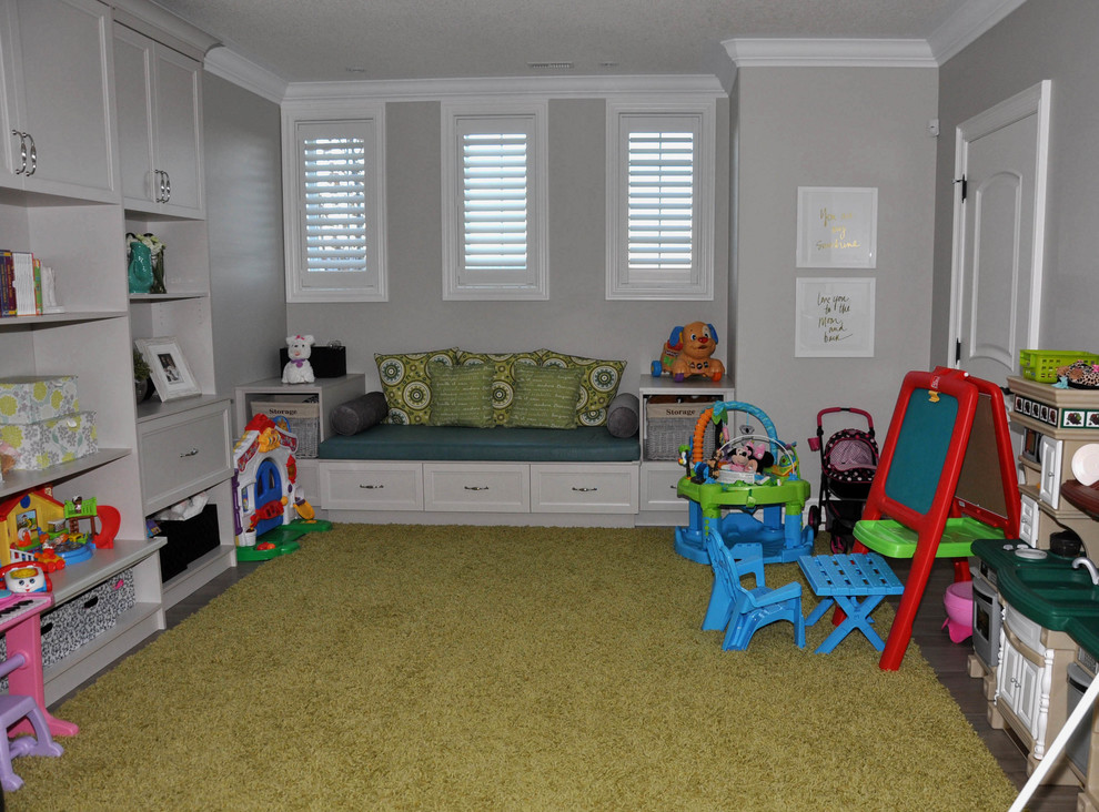 Klassisk inredning av ett mellanstort könsneutralt småbarnsrum kombinerat med lekrum, med grå väggar