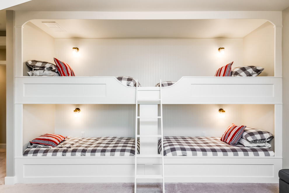 На фото: нейтральная детская среднего размера в стиле кантри с спальным местом, серыми стенами, ковровым покрытием и бежевым полом для ребенка от 4 до 10 лет с