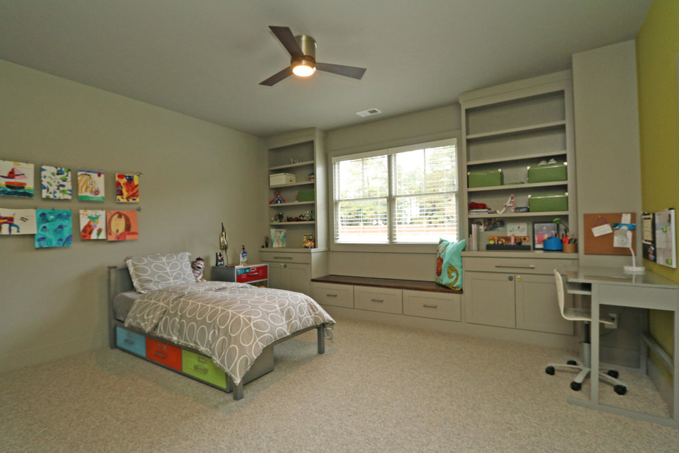 Modelo de dormitorio infantil de 4 a 10 años contemporáneo de tamaño medio con paredes grises, moqueta y suelo beige