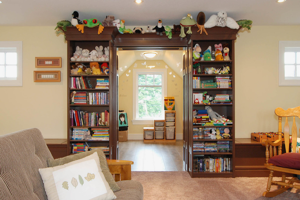 Cette photo montre une chambre d'enfant de 4 à 10 ans craftsman de taille moyenne avec un mur jaune et moquette.