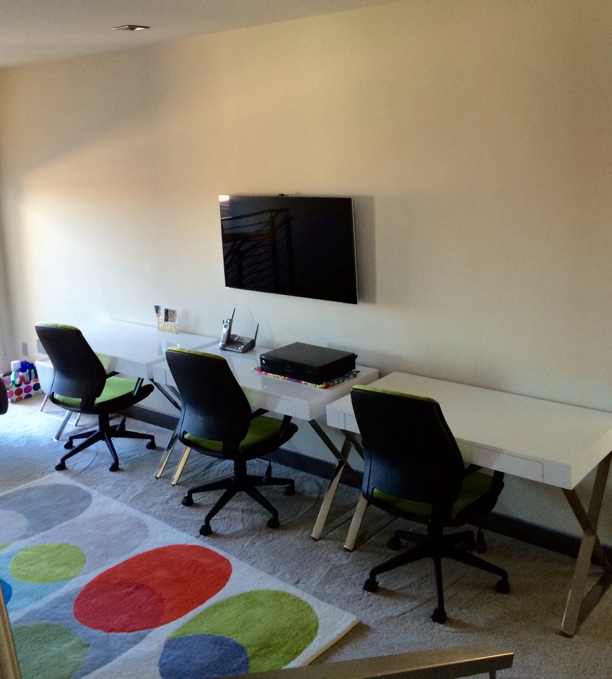 Cette image montre une chambre neutre de 4 à 10 ans design de taille moyenne avec un mur gris, moquette et un bureau.