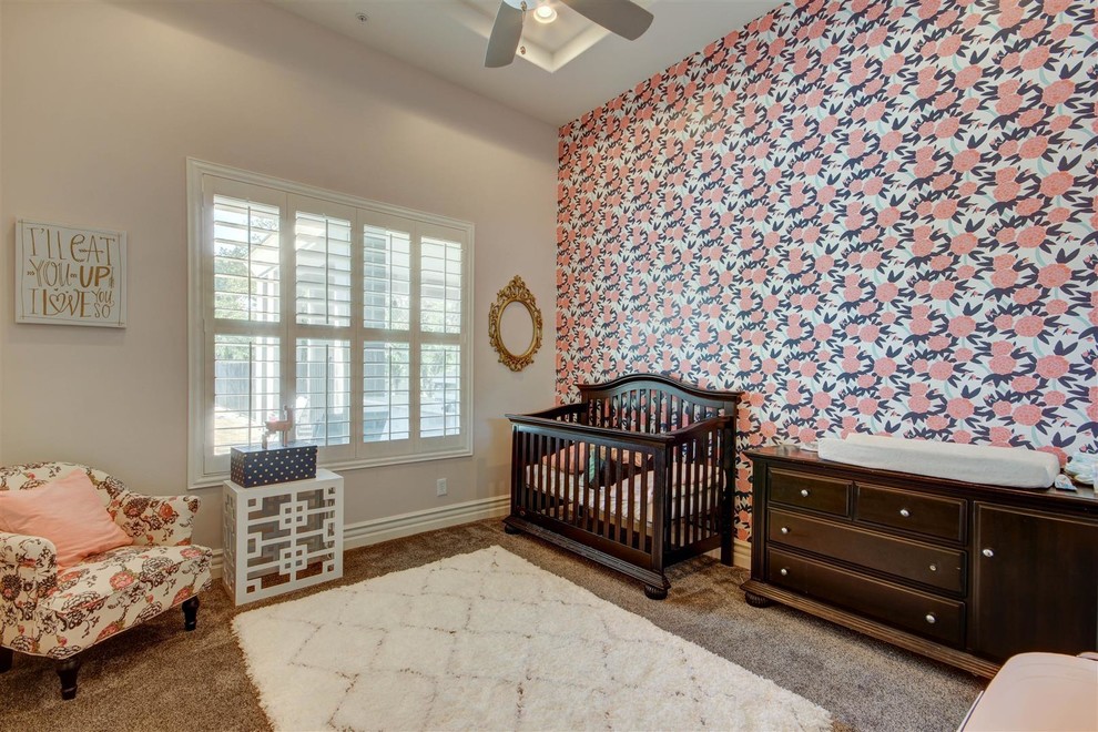 Esempio di una cameretta per bambini da 1 a 3 anni chic di medie dimensioni con pareti rosa e moquette