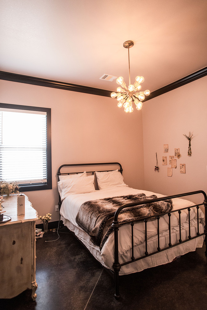 Imagen de dormitorio infantil moderno de tamaño medio con paredes rosas, suelo de cemento y suelo negro