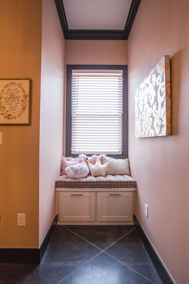 На фото: детская среднего размера в стиле модернизм с розовыми стенами, бетонным полом, черным полом и спальным местом для подростка, девочки с