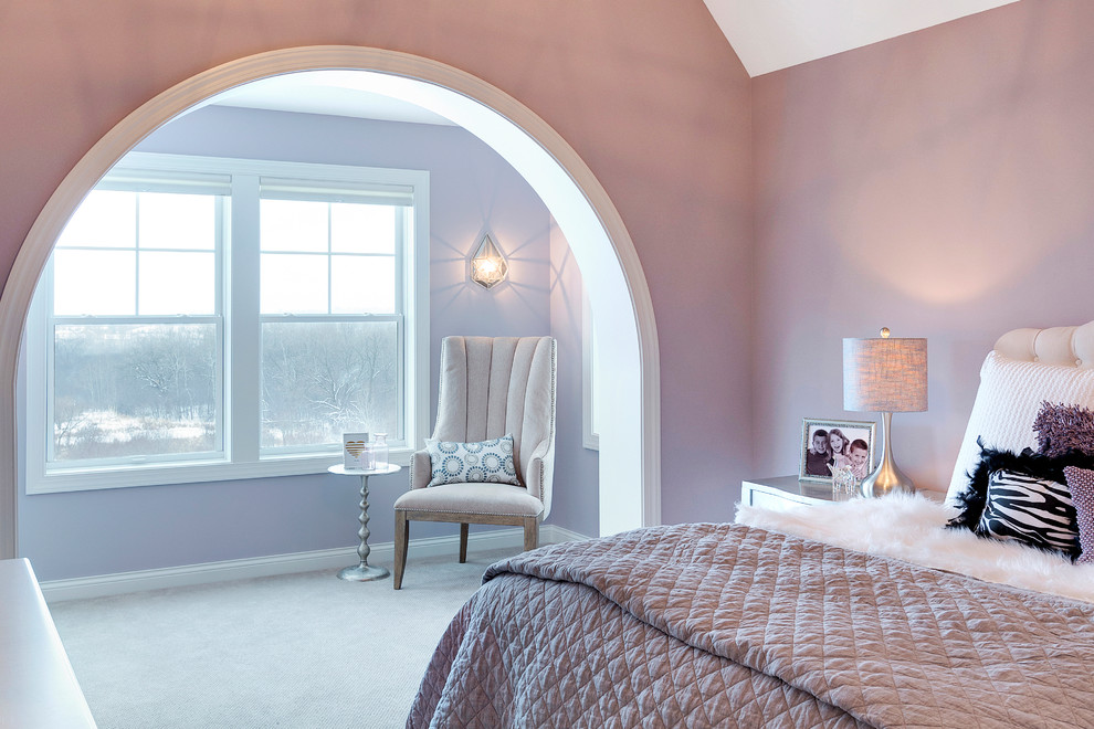 Foto på ett stort flickrum kombinerat med sovrum och för 4-10-åringar, med rosa väggar och heltäckningsmatta