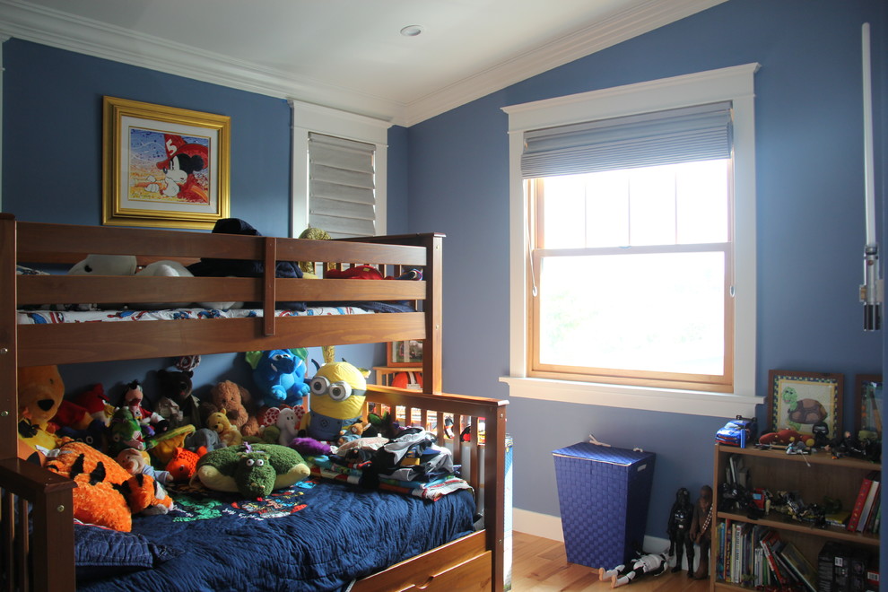 Inspiration för mellanstora klassiska pojkrum kombinerat med sovrum och för 4-10-åringar, med blå väggar och ljust trägolv