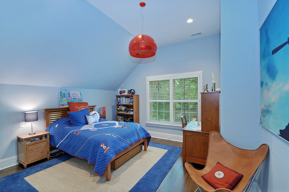 Exemple d'une chambre d'enfant chic avec un mur bleu.