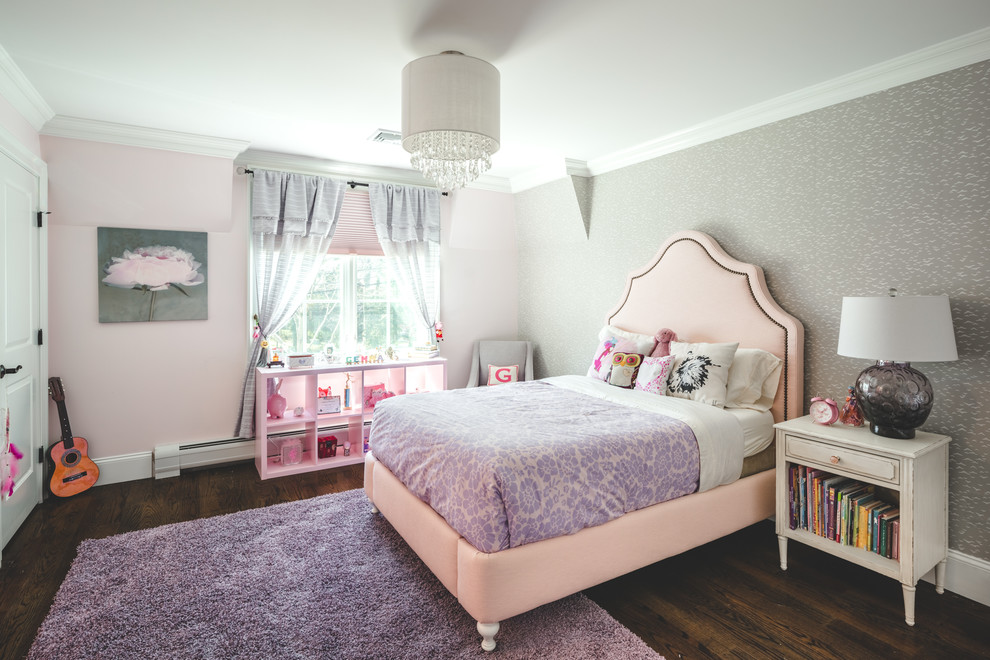 Exempel på ett mellanstort klassiskt flickrum kombinerat med sovrum och för 4-10-åringar, med grå väggar, mörkt trägolv och brunt golv