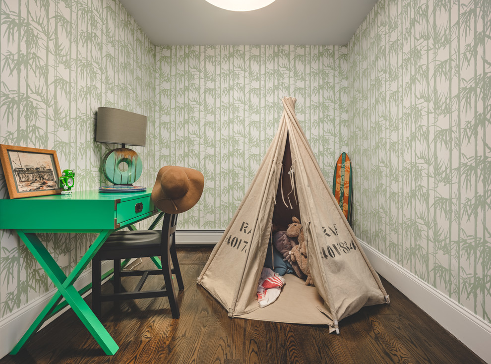 Immagine di una piccola cameretta per bambini da 4 a 10 anni chic con pareti multicolore, parquet scuro e pavimento marrone