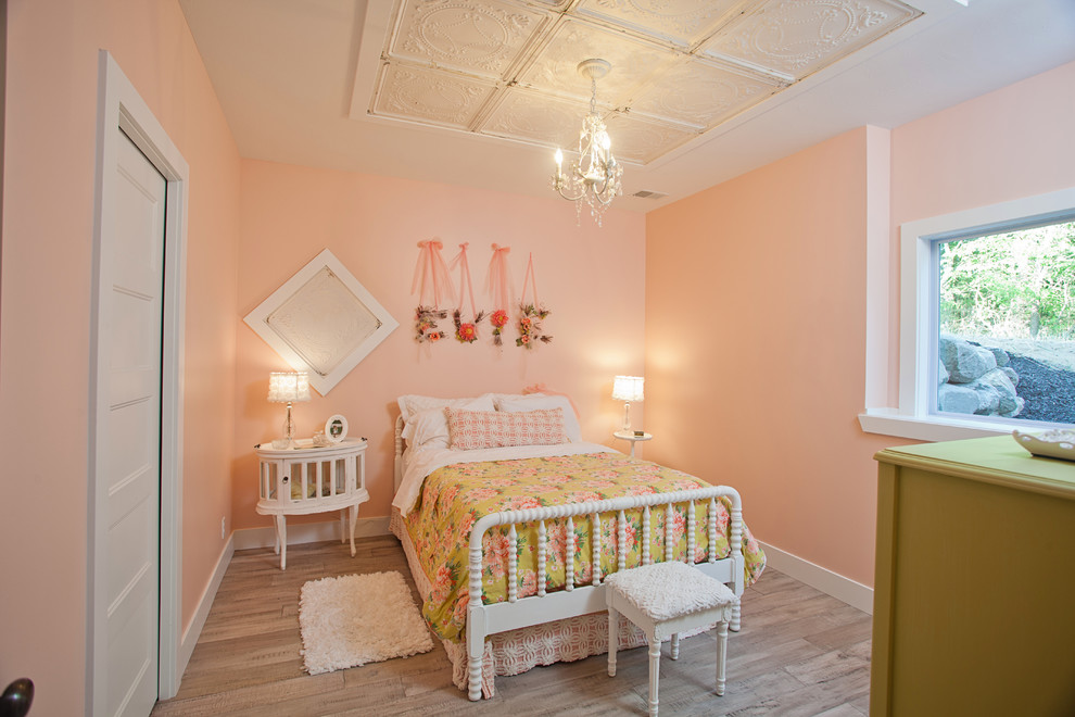 Inredning av ett klassiskt barnrum kombinerat med sovrum, med rosa väggar
