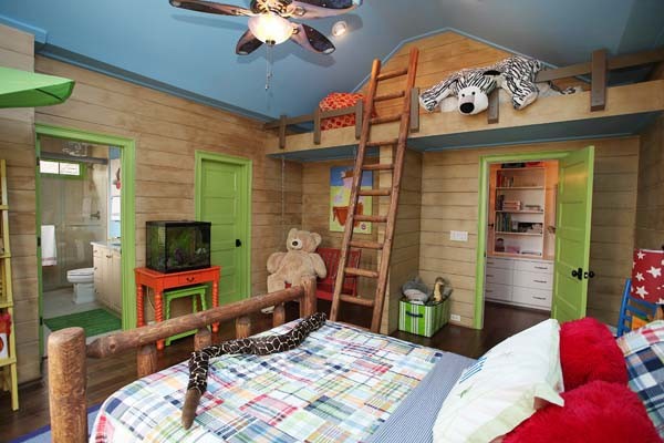 Cette photo montre une grande chambre d'enfant chic avec un mur marron et un sol en bois brun.