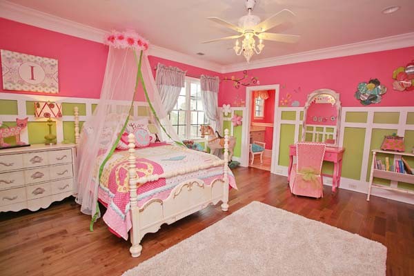 На фото: большая детская в классическом стиле с спальным местом, паркетным полом среднего тона и разноцветными стенами для ребенка от 4 до 10 лет, девочки с