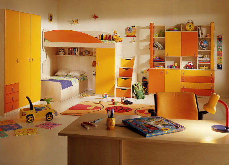 Foto de dormitorio infantil de 4 a 10 años minimalista pequeño con paredes beige y suelo de madera clara
