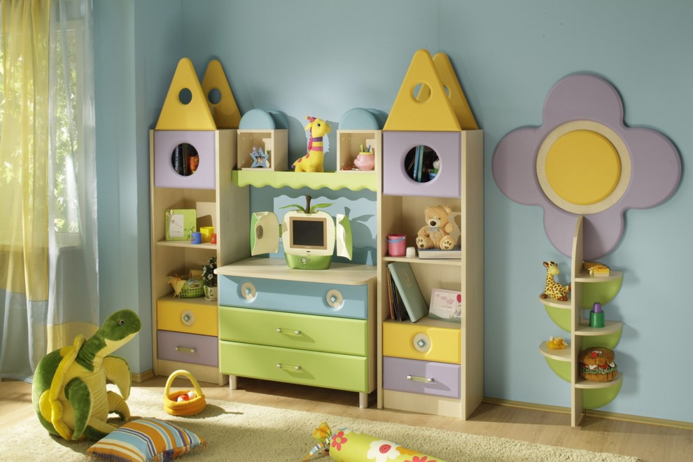Ejemplo de dormitorio infantil de 4 a 10 años moderno pequeño con paredes azules y suelo de madera clara