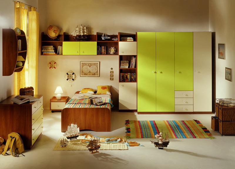 Aménagement d'une petite chambre d'enfant moderne avec un mur beige et parquet clair.