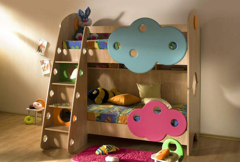 Foto de dormitorio infantil minimalista pequeño con paredes beige y suelo de madera clara