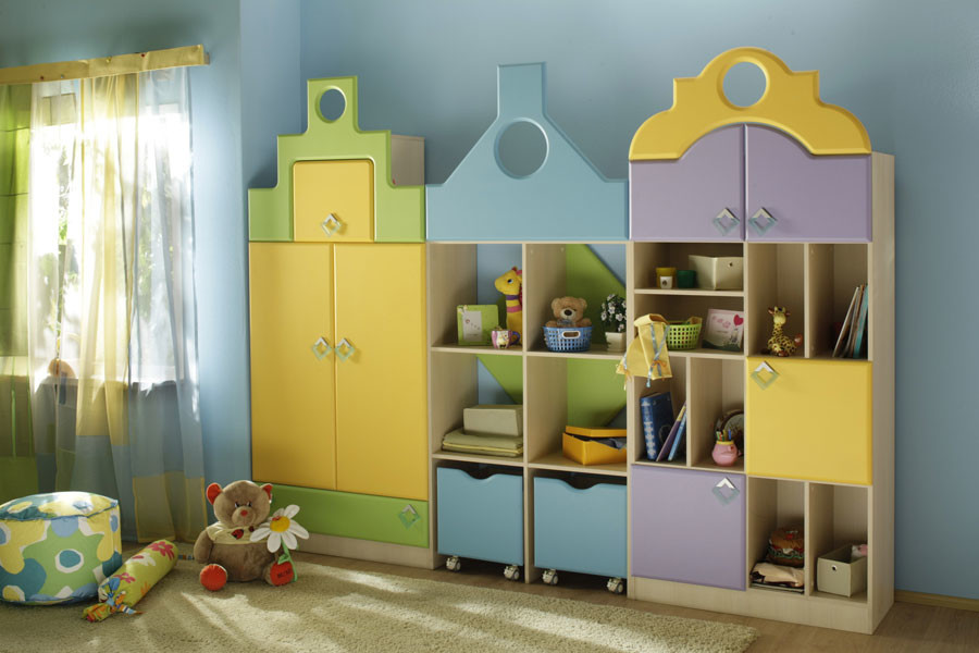 Idées déco pour une petite chambre d'enfant de 4 à 10 ans moderne avec un mur bleu et parquet clair.