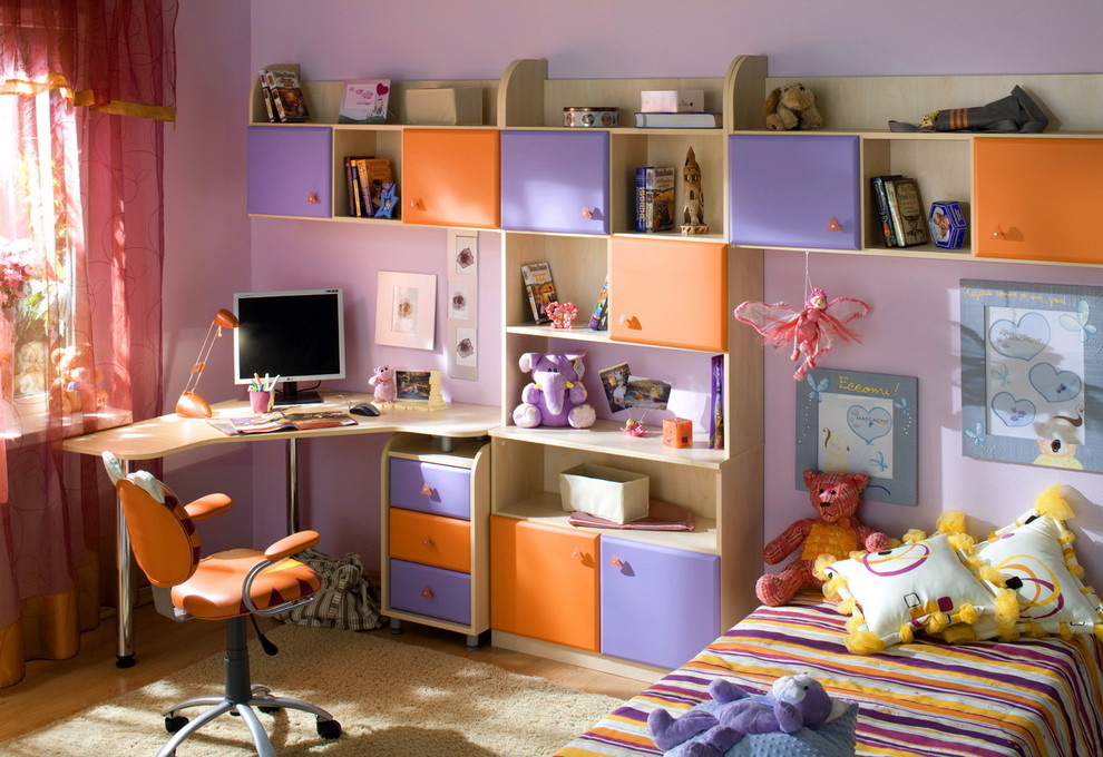 Foto de dormitorio infantil minimalista pequeño con suelo de madera clara