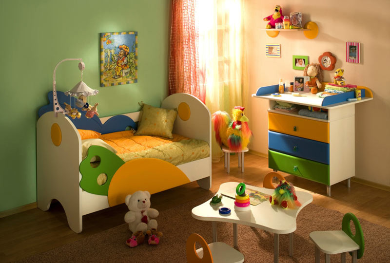 Exemple d'une petite chambre d'enfant moderne avec parquet clair et un mur multicolore.