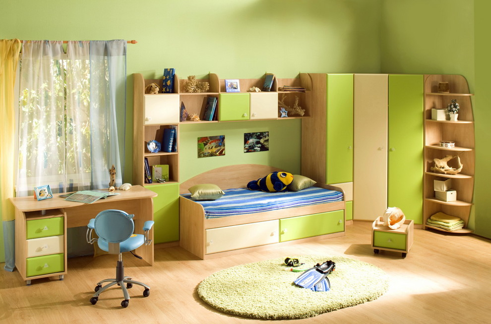 Aménagement d'une petite chambre d'enfant moderne avec un mur vert et parquet clair.