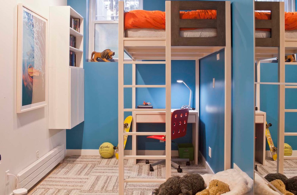 Modelo de dormitorio infantil de 4 a 10 años contemporáneo pequeño con paredes azules, moqueta y suelo beige