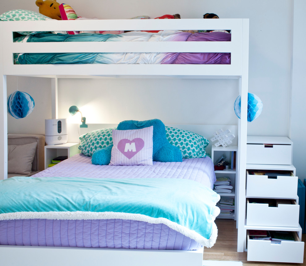Ejemplo de dormitorio infantil de 4 a 10 años clásico de tamaño medio con paredes blancas, suelo de madera en tonos medios y suelo marrón