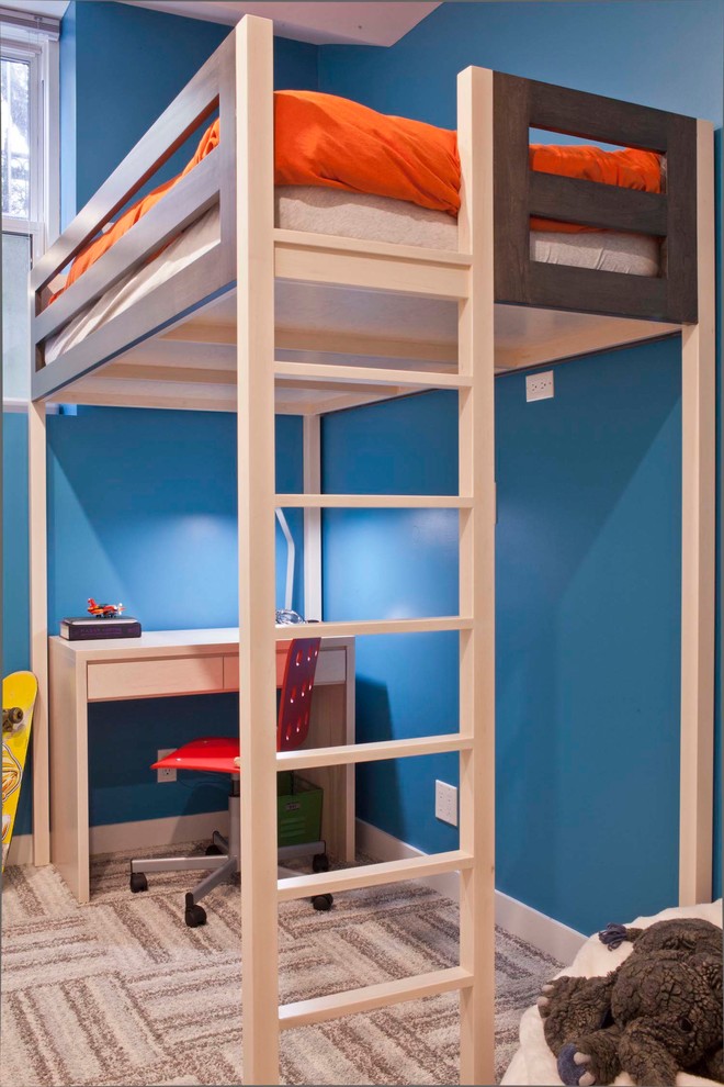 Idéer för små funkis pojkrum kombinerat med sovrum och för 4-10-åringar, med blå väggar, heltäckningsmatta och beiget golv