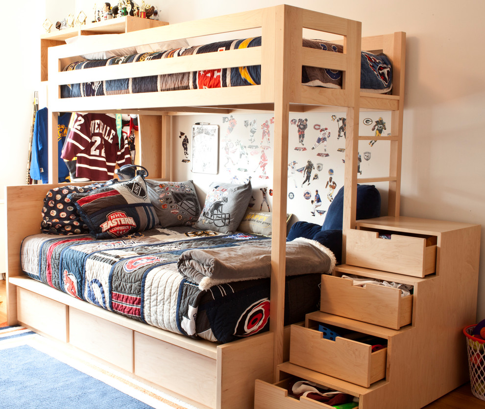 Ejemplo de dormitorio infantil de 4 a 10 años clásico de tamaño medio con paredes beige, suelo de madera en tonos medios y suelo marrón