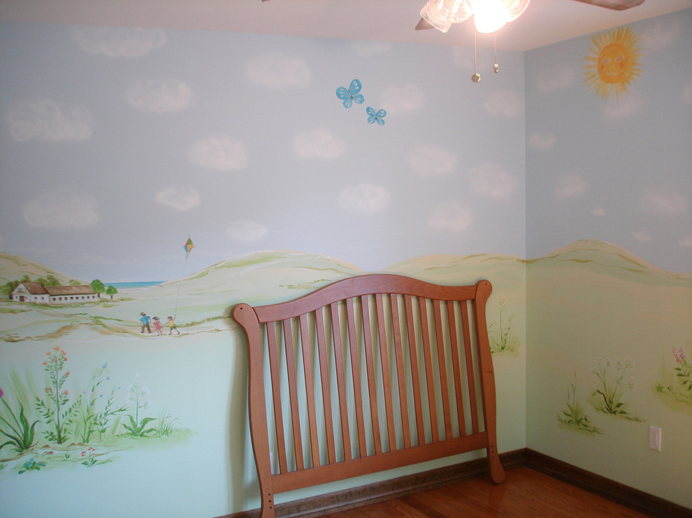 Foto på ett mellanstort vintage könsneutralt småbarnsrum kombinerat med sovrum, med vita väggar och mellanmörkt trägolv
